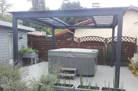 Hot tub under pergola